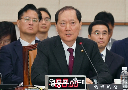 ▲10월 14일 국회에서 열린 법제처 국정감사에 출석한 이완규 법제처장이 김용민 의원의 ‘대통령의 거부권 헌법적 권한이라고 하는 데 내재적 한계가 있느냐?’라는 질문에 “이해충돌에 따라서 거부권 행사가 제한되어야 한다는 질문에 동의하지 않는다”라고 답변하고 있다. Ⓒ영등포시대 