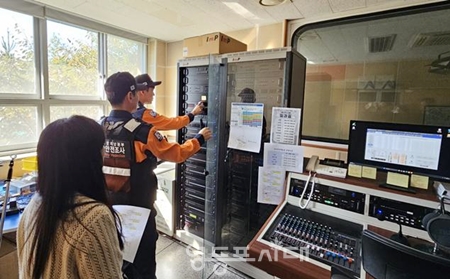 ▲서울시 소방재난본부가 대학수학능력시험이 치러지는 서울시 내 시험장을 방문해 학교 방송설비를 점검하고 있다./이미지=서울시 제공