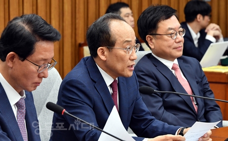 추경호 원내대표(가운데)가 11월 1일 국회에서 열린 국정감사 대책회의 모두 발언에서 2021년 민주당 전당대회 돈봉투 살포 사건에 연루된 윤관석 전 의원에 대해 징역 2년 형을 선고한 원심판결을 확정 지은 것에 관해 “사필귀정이다”라고 밝히고 있다. Ⓒ영등포시대