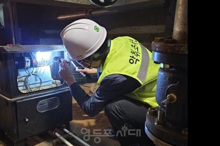 ▲▲정화조에 설치된 악취 저감 시설을 점검하고 있다/이미지=영등포구 제공 