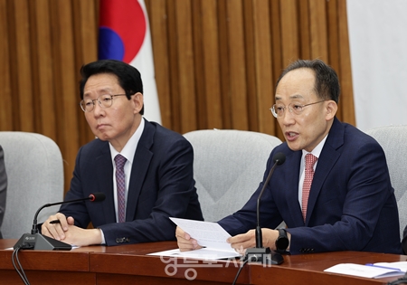 ▲추경호 원내대표(오른쪽)가 11월 5일 국회에서 원내대책회의을 열고 모두 발언을 통해 “민주당은 전쟁 반대 서명운동을 벌일 계획이라고 한다”라며 “도대체 5천만 국민 어느 누가 전쟁을 원한다는 말입니까?”라고 반문했다. Ⓒ영등포시대