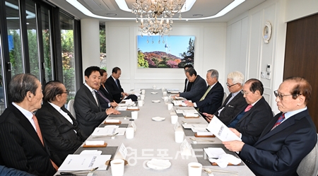 ▲ 오세훈 서울시장이 파트너스하우스에서 국민의힘 상임고문단과 오찬 간담회를 갖고 서울시의 미래 발전 방안과 여당의 역할 등에 대해 의견을 나누고 있다./이미지=서울시 제공