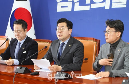 ▲박찬대 원내대표(가운데)가 11월 26일 원내대책회의 모두 발언에서 “윤석열 대통령이 사는 길도, 한동훈 대표가 사는 길도, 김건희 특검 수용 외에는 없다”라며 특검 수용을 촉구하고 있다. Ⓒ영등포시대