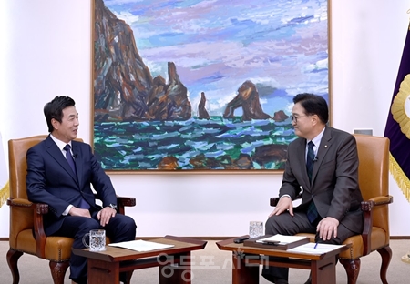 ▲우원식 국회의장(오른쪽)이 11월 28일 방송되는 국회방송 개국 20주년 특집방송 인터뷰에서 개헌의 필요성과 미래 헌법에 담아야 할 내용에 대해 밝히고 있다/이미지=국회 제공