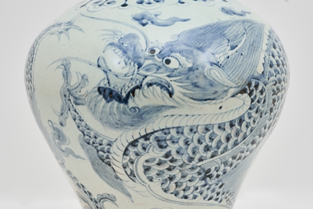 ▲백자청화운룡문호(용문)/이미지=서울시 제공