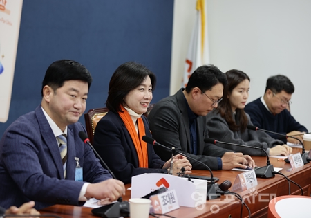 ▲허은아 대표(왼쪽에서 두 번째)가 28일 국회에 열린 최고위원회의 모두 발언에서 “야당 단독으로 채 상병 국조특위를 출범하는 방안을 적극 검토해 달라”라고 우원식 국회의장께 요청했다.Ⓒ영등포시대 