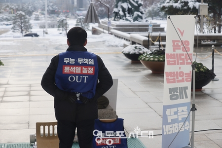 ▲28일 아침 국회 본청 앞에서 민주당 관계자가 양곡관리·농안법 개정 수용을 촉구하는 시위를 벌이고 있다. Ⓒ영등포시대
