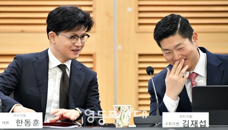 ▲한동훈 대표(왼쪽)가 11월 28일 김재섭 의원이 국회에서 개최한 제2회 디지털자산 STO 포럼 조찬 간담회에 참석해 김재섭 의원과 이야기를 나누고 있다.Ⓒ영등포시대 