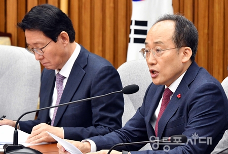 ▲추경호 국민의힘 원내대표(오른쪽)가 29일 국회에서 열린 원내대책회의 모두 발언에서 28일 국회 본회의를 통과한 ‘국회법 개정안’과 ‘국회 증언 감정법 개정안’, ‘농업 4법’에 대해 “위헌적인 6개 악법”으로 규정하고 “대통령께 재의요구를 정식으로 건의한다”라고 밝히고 있다. ⓒ영등포시대