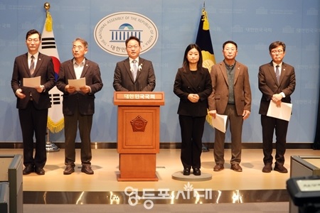 ▲민주당 예산결산특별위원회 예산안심사소위 위원 일동이 12월 2일 국회 소통관에서 기자회견을 열고 예산 삭감 관련한 정부의 주장에 대해 ‘어처구니없다’라고 일축하고 있다. Ⓒ영등포시대