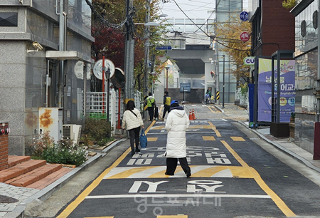 ▲통학로 조성을 위해 보행로 확보 사업을 마친 영동초등학교