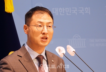 ▲국민의힘 김상욱 의원이 12월 10일 국회 소통관에서 기자회견을 열고 “대통령의 사죄와 즉시 하야”를 촉구하고 “차회 탄핵 표결에 찬성한다”라고 밝히고 있다. Ⓒ영등포시대