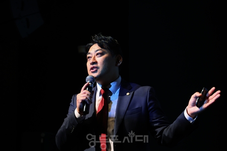 ▲마지막 발제자로 나선 김종길 시의원이 “준공업지역 공동주택 현황용적률 개선과제”라는 주제로 발표하고 있다. /이미지=김종길 시의원 제공 