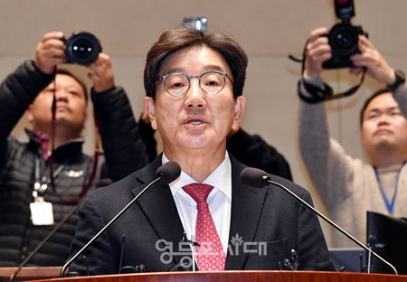 ▲권성동 국민의힘 원내대표가 16일 국회에서 열린 의원총회 모두발언에서 당의 위기를 빨리 수습하는 방안으로 비대위 구성을 제안하고 있다. Ⓒ영등포시대 