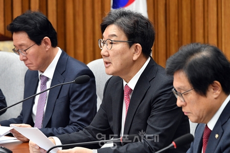 ▲권성동 원내대표(가운데)가 17일 국회에서 열린 최고위원회의 모두 발언에서 “지금은 대통령이 고의 상황이 아닌 직무 정지 상황이기 때문에 한덕수 권한대행은 대통령의 탄핵 심판 아 탄핵 결정 전까지 헌법재판관을 임명할 수 없다”라고 주장하고 있다. Ⓒ영등포시대