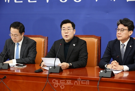 ▲박찬대 원내대표(가운데)가 17일 국회에서 열린 원내대책회의 모두 발언에서 “민주당은 원내에 즉시 민생 회복 TF를 구성해 민생 회복과 경제 회생에 집중하겠다”라고 밝히고 있다. Ⓒ영등포시대