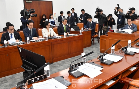 ▲12월 18일 국회 ‘헌법재판관 선출’ 인사청문특별위원회 위원장으로 선임된 박지원 의원이 여당이 불참한 가운데 회의를 진행하고 있다. Ⓒ영등포시대