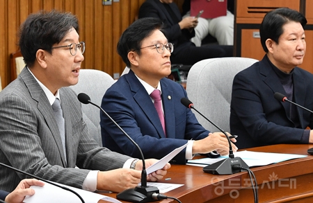 ▲권성동 국민의힘 원내대표(왼쪽)가 12월 19일 아침 국회에서 열린 원내대책회의 모두 발언에서 한덕수 대통령 권한대행에게 “6법에 대해 재의요구권을 행사할 것”을 요구하고 있다. Ⓒ영등포시대