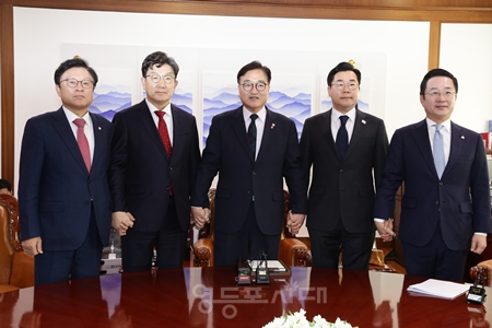 ▲우원식 국회의장(가운데)이 12월 23일 의장실에서 민주당과 국민의힘 양당 원내대표와 국회 일정 조율에 앞서 기자들에게 포즈를 취하고 있다.Ⓒ영등포시대 