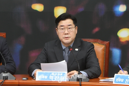 박찬대 원내대표가 “윤석열 대통령에 대한 체포 영장 집행이 경호처의 방해로 한차례 무산되면서 나라가 무법천지로 변했다”라고 강하게 비판하고 있다. Ⓒ영등포시대