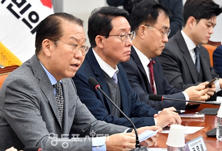 ▲권영세 비대위원장(왼쪽)이 1월 6일 국회에서 열린 최고위원회의 모두 발언에서 “민주당은 이재명 대표의 선거법 위반 2심 판결 전에 조기 대선을 치르겠다는 목표하에 법치 파괴 행위를 불사하며 속도전을 내고 있다”라고 주장하고 있다. ⓒ영등포시대 