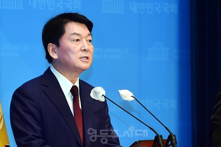 ▲국민의힘 안철수 의원이 1월 6일 국회 소통관에서 기자회견을 열고 “자유민주주의와 헌법을 중시하는 정부-여당은 국민의 매서운 민심과 후세에 부끄럽지 않은 행동으로 앞장서야 한다”라고 강조하고 있다. Ⓒ영등포시대 