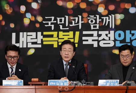 ▲이재명 대표(가운데)가 1월 8일 국회에서 열린 최고위원회의 모두 발언에서 “북한도 한반도 평화를 위한 대화의 장으로 나와야 한다”라고 강조하고 있다. Ⓒ영등포시대