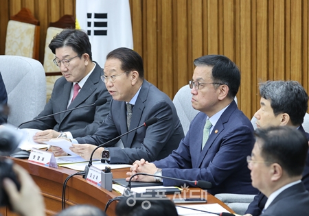 ▲권영세 국민의힘 비대위원장(왼쪽에서 두 번째)이 8일 국회에서 열린 비상 경제 안정을 위한 고위 당정협의회의 모두 발언에서 “미국 트럼프 2기 행정부 출범을 앞두고, 대외 경제 불확실성이 고조되고 있다”라고 우려를 표명하고 있다./이미지=국민의힘 제공