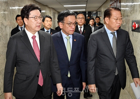 ▲국민의힘 권영세 비대위원장(오른쪽)과 최상목 대통령 권한대행(가운데), 권성동 원내대표가 비상 경제 안정을 위한 고위당정협의회에 참석하기 위해 회의장을 향하고 있다.ⓒ영등포시대