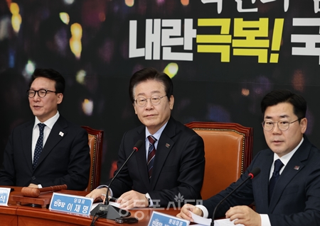 ▲이재명 대표(가운데)가 13일 국회에서 열린 최고위원회의 모두 발언에서 “가짜 뉴스는 민주주의의 적이다”라며 “무슨 수를 쓰더라도 반드시 뿌리를 뽑아야 한다”라고 강조하고 있다. Ⓒ영등포시대