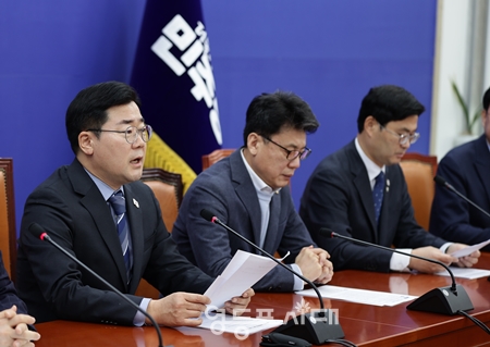 ▲박찬대 원내대표가 1월 14일 국회에서 열린 원내대책회의 모두 발언에서 윤석열 대통령이 “자신의 체포를 막기 위해 총이 안 되면 칼이라도 쓰라고 지시했다고 한다”라며 “무슨 남미 마약 갱 두목이냐?”라고 강하게 비판하고 있다. Ⓒ영등포시대 