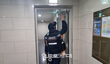 ▲서울시 소방재난본부 관계자가 공동주택 방화문을 점검하고 있다. /이미지=서울시 제공