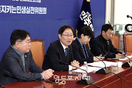 국회 법제사법위원회 박범계 더불어민주당 간사와 위원들이 15일 서울 여의도 국회에서 열린 내란 특검법 관련 기자간담회를 하고 있다. ©김정현 기자