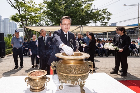 ▲최호권 영등포구청장이 지난해 6월 반공 순국용사 위령제에 참석해 분향하고 있다./이미지=영등포구 제공