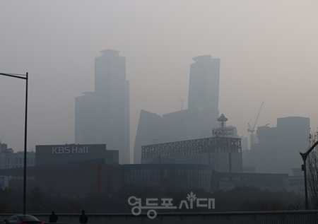 ▲뿌연 안개와 초미세먼지에 휩싸인 여의도 전경 Ⓒ영등포시대  