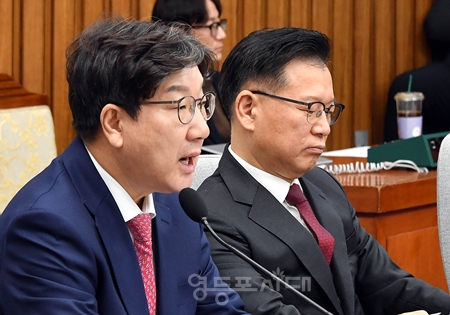 ▲권성동 국민의힘 원내대표(왼쪽)가 1월 24일 국회에서 열린 원내대책회의 모두 발언에서 23일 있었던 이재명 민주당 대표의 신년 기자회견에 대해 조목조목 반박하고 있다. Ⓒ영등포시대 