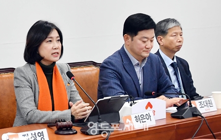 ▲허은아 개혁신당 대표(왼쪽)가 24일 최고위원회의 모두 발언에서 “개혁신당은 대한민국의 법치, 국가 원칙을 존중하는 민주 정당이어야 한다”라며 천하람 원내대표를 비판하고 있다. Ⓒ영등포시대