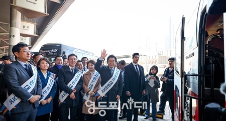 더불어민주당 이재명 대표와 지도부가 설 명절을 앞두고 24일 서울고속버스터미널에서 귀성객들에게 인사하고 있다. ©더불어민주당 제공