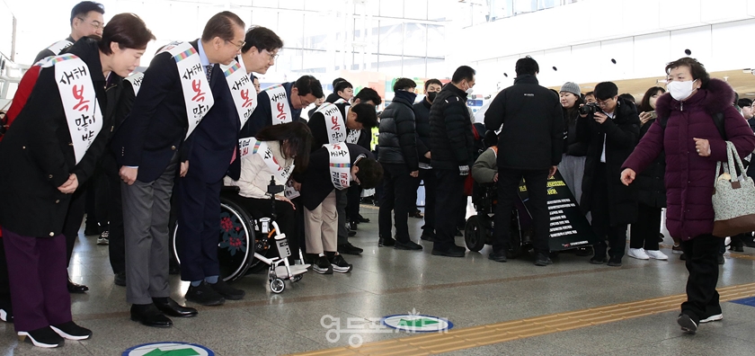 ▲권영세 국민의힘 비상대책위원장과 권성동 원내대표 등 지도부 일동이 1월 24일 서울역을 찾아 설 귀성 인사를 하고 있다. ⓒ영등포시대