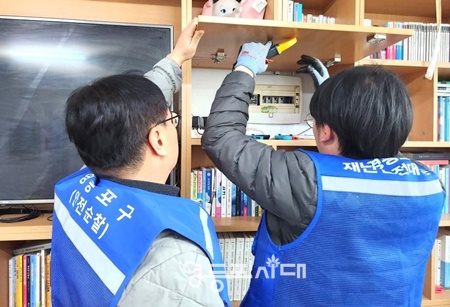 ▲영등포구 직원이 경어린이집 분전함을 점검하고 있다. /이미지=영등포구 제공