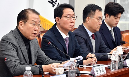 권영세 국민의힘 비상대책위원장(왼쪽에서 첫 번째)이 1월 31일 서울 여의도 국회에서 열린 최고위원회의에서 발언하고 있다. ©영등포시대