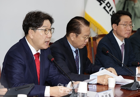 ▲권성동 원내대표(왼쪽)가 2월 3일 국회에서 열린 비대위원회 모두 발언에서 이재명 민주당 대표의 과거 발언을 소한한 후 강하게 비판하고 있다. Ⓒ영등포시대 