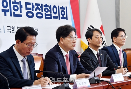 ▲권성동 원내대표(왼쪽에서 두 번째)가 2월 4일 국회에서 열린 반도체 특별법 주52시간제 특례 도입을 위한 당정협의회 모두 발언에서 “반도체 연구개발과 생산이 24시간, 365일 지속되지 않으면, 살아남을 수 없는 산업이기 때문이다”라고 강조하고 있다. Ⓒ영등포시대