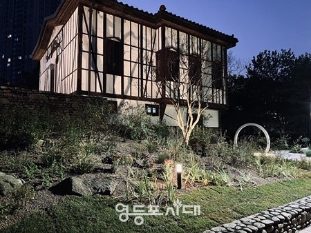 ▲여의도 자매근린공원에 설치된 야간 경관조명./이미지=영등포구 제공