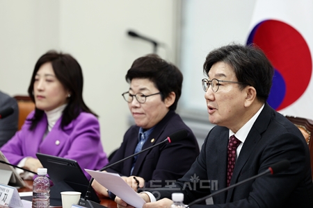 권성동 국민의힘 원내대표가 2월 10일 국회에서 열린 비대위원회 모두 발언을 통해 헌재에 다섯 가지의 질의를 하고 답변할 것을 촉구하고 있다. Ⓒ영등포시대 