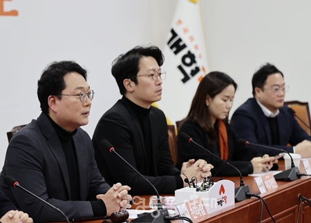 ▲천하람 개혁신당 원내대표 겸 당대표 권한대행(왼쪽)이 2월 10일 국회에서 열린 최고위원회의 모두 발언을 통해 당의 정상화를 강조하고 있다. Ⓒ영등포시대 