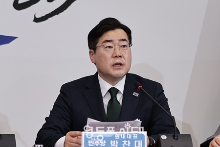 ▲박찬대 더불어민주당 원내대표가 12일 서울 여의도 국회에서 열린 최고위원회의에서 발언하고 있다. ©김정현 기자