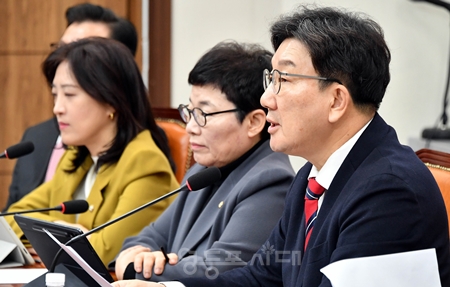 ▲권성동 국민의힘 원내대표는 2월 13일 국회에서 열린 비상대책위원회의 모두 발언에서 명태균 특검법에 대해 “이미 한 번 부결되었던 소위 김건희 특검법을 이름만 바꿔 상정했다”라며 강하게 비판하고 있다. Ⓒ영등포시대