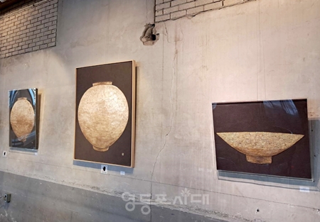 ▲한국화가 조춘제 작가, 조선의 예술품 금빛으로 재구성한 개인전 ‘달항아리와 막사발’/이미지=조춘제 작가 제공