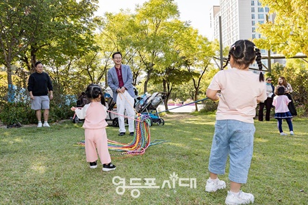 ▲최호권 영등포구청장이 지난해 10월에 개최된 영등포공원 유아숲 가족축제에서 아이들과 소통하고 있다. /이미지=영등포구 제공